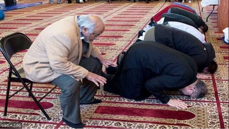 শিরোনাম : চেয়ারে বসে নামাজ পড়া।———-